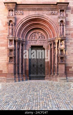 La Svizzera, Basilea, Muensterplatz, 3 agosto 2019. Massiccio e intricate decorate porte di metallo e bellissimi pilastri ornati sul lato del m Foto Stock