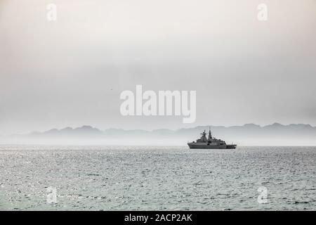 South African Navy Frigate nave da guerra in False Bay Città del Capo Sud Africa Foto Stock