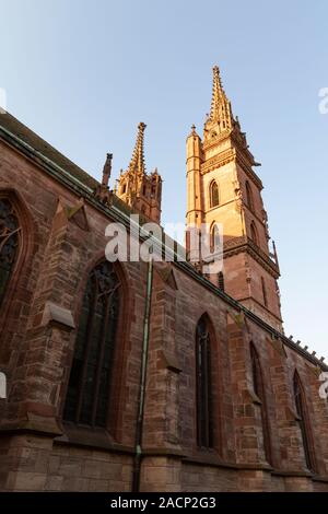 La Svizzera, Basilea, Muensterplatz, 3 agosto 2019. La medievale chiesa di Basilea con torri gemelle realizzata in pietra arenaria rossa Foto Stock