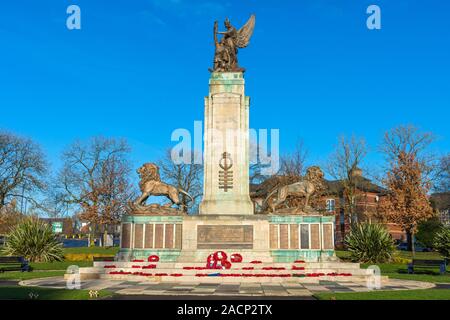 Il Memoriale di guerra, Ashton Under Lyne, Tameside, Manchester, Inghilterra, Regno Unito. Architetto: Percy Howard. Scultore: J. Ashton Floyd. Foto Stock