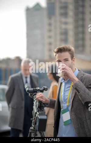 Giovani reporter di caffè durante la pausa del lavoro Foto Stock