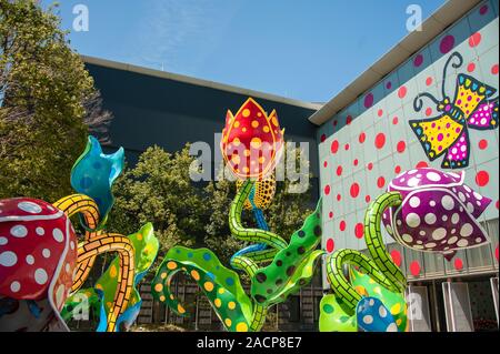 Matsumoto, Giappone - Aprile 2019: Arte installaion dall'artista giapponese Yayoi Kuama intitolato " La Veggente di fiori a Matsumoto City Museum of Art Foto Stock