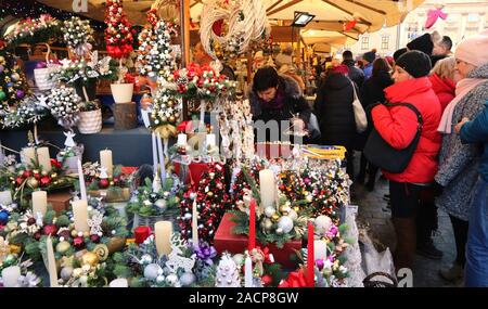 Cracovia. Cracovia. La polonia.Natale annuale street fair presso il principale luogo di mercato. Addobbi natale stand. Foto Stock