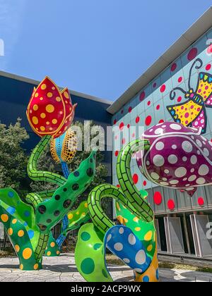 Matsumoto, Giappone - Aprile 2019: Arte installaion dall'artista giapponese Yayoi Kuama intitolato " La Veggente di fiori a Matsumoto City Museum of Art Foto Stock