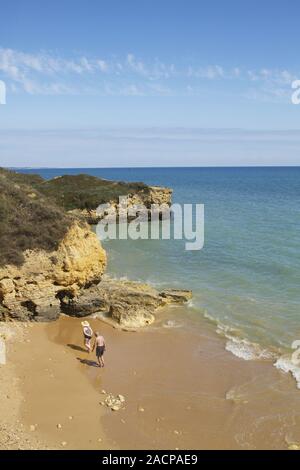 Camminare sulla spiaggia Foto Stock