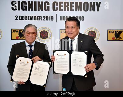 Timothy Fok Tsun-ting, presidente di Hong Kong Football Association, sinistra e Kozo Tashima, presidente del Giappone Football Association, destra, partecipare alla cerimonia della firma tra due associazioni per approfondire la cooperazione tra palloni da calcio, allo scopo di migliorare la relazione tra i due, al Mandarin Oriental, Regione Amministrativa Speciale di Hong Kong, Cina, 2 dicembre 2019. Foto Stock