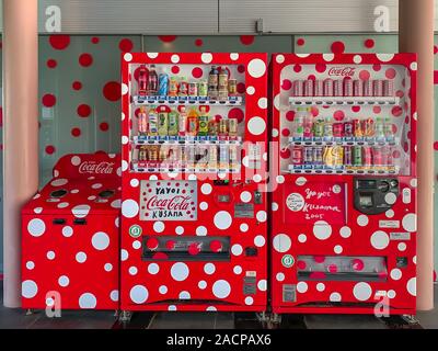 Matsumoto, Giappone - Aprile 2019: Themed Coco Cola distributore a Matsumoto City Museum di arte. Il lavoro è da artista locale Yayoi Kusama Foto Stock
