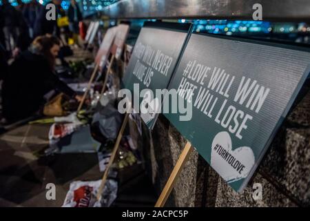 Londra, UK . 02Dec, 2019. La famiglia e gli amici si riuniscono per piangere - Omaggi sono posati sul Ponte di Londra dopo l'attacco di venerdì. Credito: Guy Bell/Alamy Live News Foto Stock