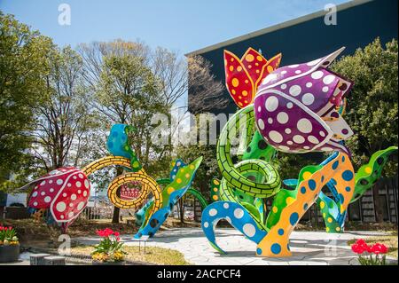 Matsumoto, Giappone - Aprile 2019: Arte installaion dall'artista giapponese Yayoi Kuama intitolato " La Veggente di fiori a Matsumoto City Museum of Art Foto Stock