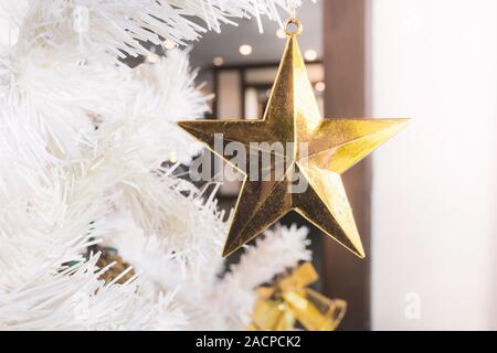 Albero di Natale con la Golden Star e sfondo bianco. Foto Stock