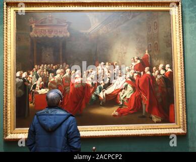 Un visitatore studi la morte del conte di Chatham da John Singleton Copley alla National Portrait Gallery di Londra, Regno Unito Foto Stock
