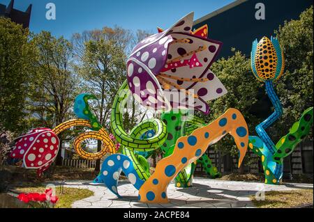 Matsumoto, Giappone - Aprile 2019: Arte installaion dall'artista giapponese Yayoi Kuama intitolato " La Veggente di fiori a Matsumoto City Museum of Art Foto Stock
