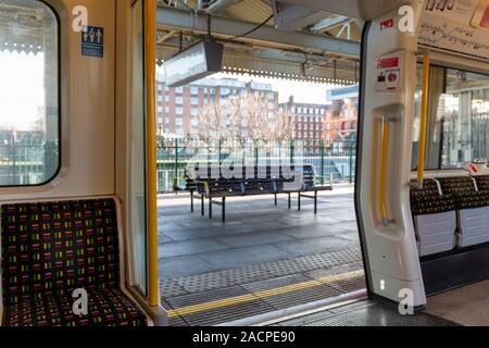 Carrello TFL con sportelli aperti Foto Stock