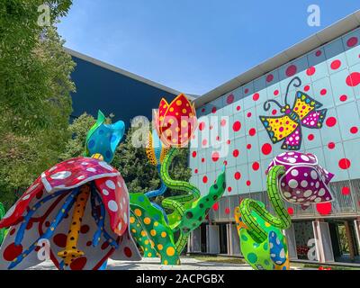 Matsumoto, Giappone - Aprile 2019: Arte installaion dall'artista giapponese Yayoi Kuama intitolato " La Veggente di fiori a Matsumoto City Museum of Art Foto Stock