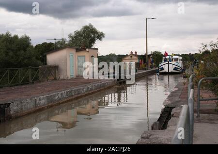 Barca, serratura e Pont-Canal du Guetin oltre il canale laterale a la Loire, Cuffy, Cher (18), Center-Val de Loire, Francia Foto Stock