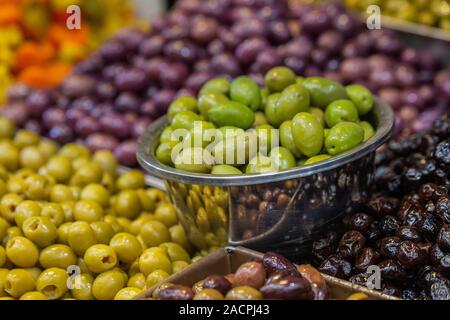 Varie olive salate sulla Mahane Yehuda Market in Gerusalemme. Foto Stock