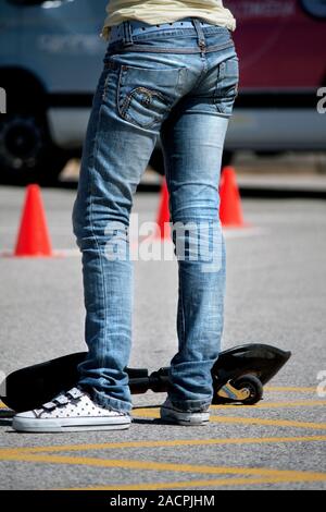 Street surfer girl Foto Stock