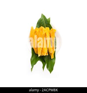 Mango essiccato o mango essiccato le fette su un nuovo sfondo Foto Stock