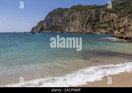 Spiaggia a Paleokastritsa sull Corfù, Grecia Foto Stock