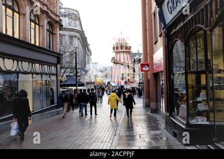 Nottingham, Nottinghamshire, Regno Unito. Novembre 26, 2019. Gli acquirenti su un umido freddo giorno di novembre a piedi per il mercato di Natale a Nottingham in Nottinghams Foto Stock