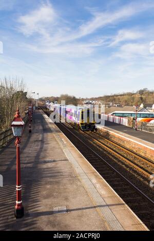 Southbound Carlisle a Leeds ferroviaria settentrionale 158 classe diesel multiple unit treni passeggeri che arrivano a Appleby stazione da stabilirsi a Carlisle linea. Foto Stock