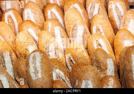 Diversi tipi di pane fatti a mano Foto Stock