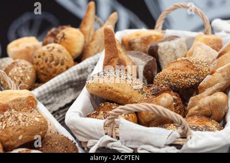 Diversi tipi di pane fatti a mano Foto Stock