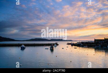 Lyme Regis, Dorset, Regno Unito. Il 3° dicembre 2019. Regno Unito Meteo: un broody cielo mattutino al Cobb, Lyme Regis. Credito: Celia McMahon/Alamy Live News. Foto Stock