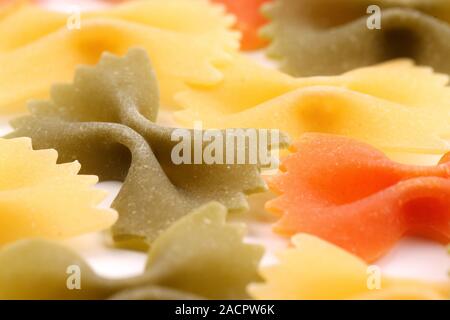 Farfalle pasta tre colori di close-up. Foto Stock