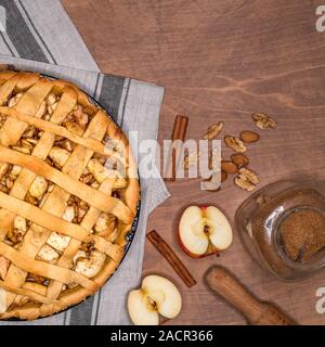 La torta di mele su sfondo bianco. Vista superiore Foto Stock