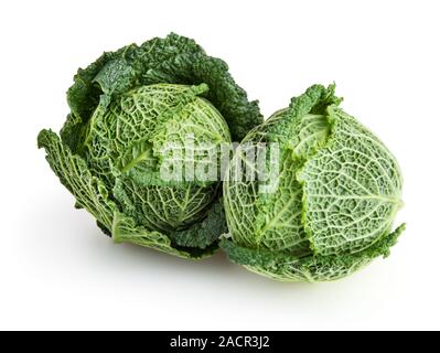 Savoy cavoli cappucci isolati su sfondo bianco con tracciato di ritaglio Foto Stock