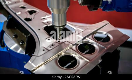 Bracci robotici opere sulla fabbrica di fabbricazione di automobili. Industrial saldatrici robotizzate saldare il corpo vettura. Macchina robot a braccio. Smart industria. Automobile prod Foto Stock