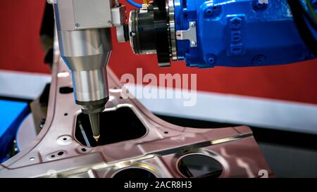 Bracci robotici opere sulla fabbrica di fabbricazione di automobili. Industrial saldatrici robotizzate saldare il corpo vettura. Macchina robot a braccio. Smart industria. Automobile prod Foto Stock