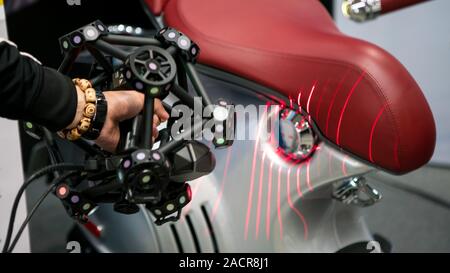 Taiwan-26 Aprile 2019: man mano la scansione di una motocicletta con una macchina di misura 3D scan alta parte di precisione per il reverse engineering. Portable 3D scann Foto Stock