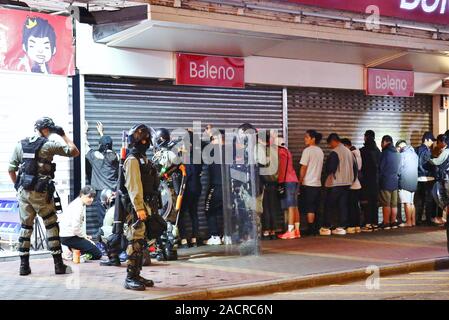 Hong Kong, Cina. 01st, dicembre 2019. Migliaia di pro-democrazia manifestanti unire la pacifica marzo da Tsim Sha Tsui di Hung Hom. Più di un centinaio di persone sono arrestati e cercato dalla polizia a Mongkok intorno a mezzanotte. Foto Stock