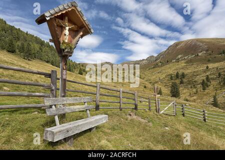 Edicola con panca in montagna in Alto Adige Foto Stock
