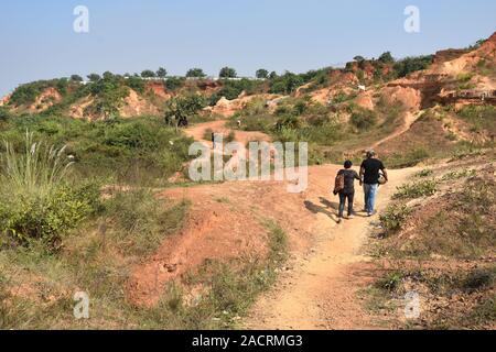 Visitatori presso i Gangani anfratti del Shilabati o Shilai riverbank in Garbeta, West Bengal, India. Foto Stock