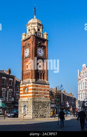 Crouch fine clock tower, da Frederick Knight, 1895, placca da Alfred Gilbert, scultore e Broadway Parade, Hornsey, Londra, Inghilterra Foto Stock