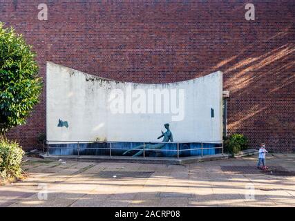 Scultura di T E Huxley-Jones a Hornsey libreria, da F Ley e G F S Jarvis, 1963-5 Hornsey, Londra, Inghilterra Foto Stock