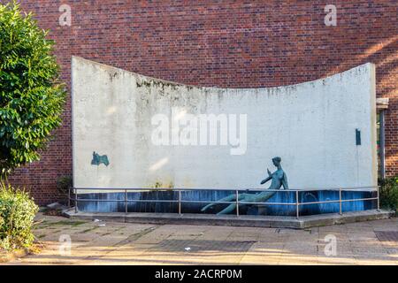 Scultura di T E Huxley-Jones a Hornsey libreria, da F Ley e G F S Jarvis, 1963-5 Hornsey, Londra, Inghilterra Foto Stock