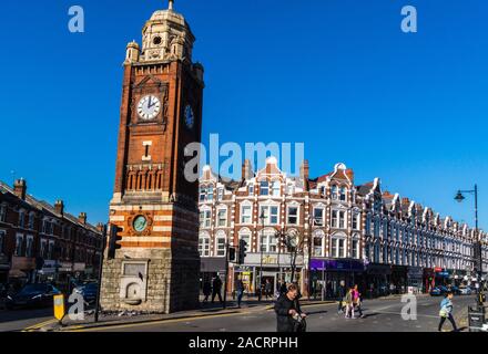 Crouch fine clock tower, da Frederick Knight, 1895, placca da Alfred Gilbert, scultore e Broadway Parade, Hornsey, Londra, Inghilterra Foto Stock