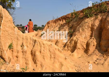 Visitatori presso i Gangani anfratti del Shilabati o Shilai riverbank in Garbeta, West Bengal, India. Foto Stock