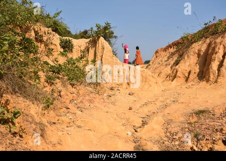 Visitatori presso i Gangani anfratti del Shilabati o Shilai riverbank in Garbeta, West Bengal, India. Foto Stock