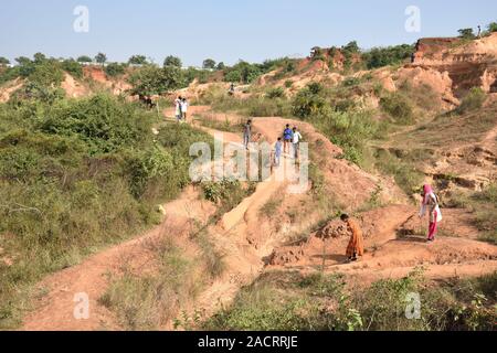 Visitatori presso i Gangani anfratti del Shilabati o Shilai riverbank in Garbeta, West Bengal, India. Foto Stock