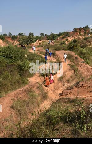 Visitatori presso i Gangani anfratti del Shilabati o Shilai riverbank in Garbeta, West Bengal, India. Foto Stock