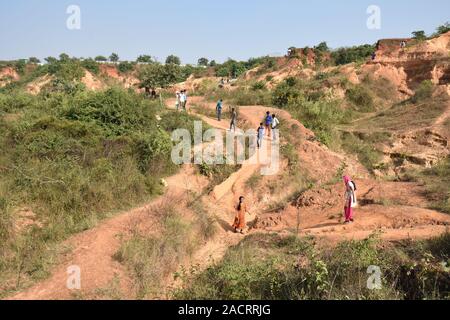 Visitatori presso i Gangani anfratti del Shilabati o Shilai riverbank in Garbeta, West Bengal, India. Foto Stock