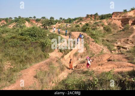 Visitatori presso i Gangani anfratti del Shilabati o Shilai riverbank in Garbeta, West Bengal, India. Foto Stock