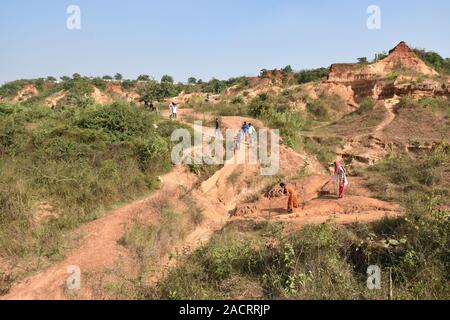 Visitatori presso i Gangani anfratti del Shilabati o Shilai riverbank in Garbeta, West Bengal, India. Foto Stock