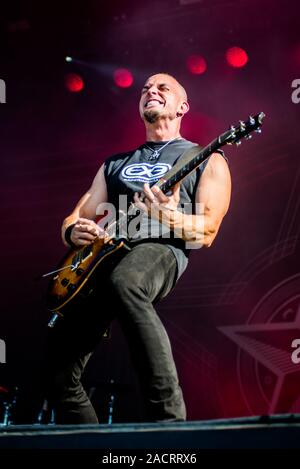 HELLFEST OPENAIR FESTIVAL, CLISSON, Francia - 2017/06/18: Mark Tremonti, il chitarrista della band americana Alter Bridge, suonare dal vivo sul palco del Hellfest Openair Festival 2017 Foto Stock