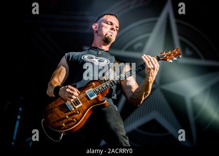 HELLFEST OPENAIR FESTIVAL, CLISSON, Francia - 2017/06/18: Mark Tremonti, il chitarrista della band americana Alter Bridge, suonare dal vivo sul palco del Hellfest Openair Festival 2017 Foto Stock